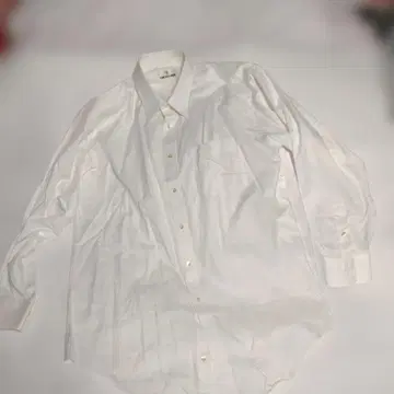 트루사르디의 드레스 셔츠입니다.