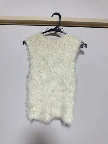 ZARA 아이보리 퍼 스타일 민소매 상의