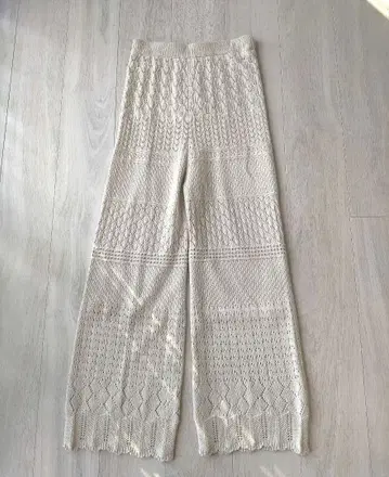 Niko and - 워셔블 크로셰 세미 와이드 니트 팬츠