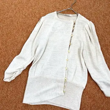 콜디아 비대칭 니트 가디건 백 자수 디자인 오샤레 아이보리
