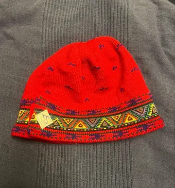 빨간색 니트 비니 기하학 패턴