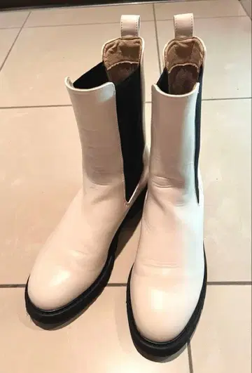 사이드 고어 부츠 아이보리 x 블랙