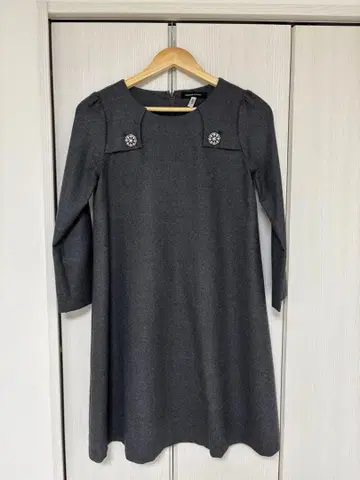 QUEENS COURT 그레이 무릎 기장 원피스