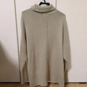 베이지 터틀넥 니트 긴팔