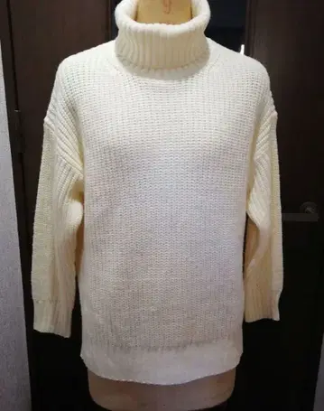 아이보리 터틀넥 니트 긴팔