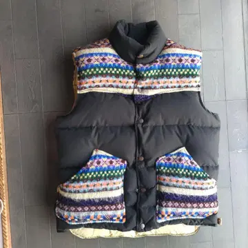 다운 베스트 퀼팅 베스트 블랙과 멀티 컬러 니트