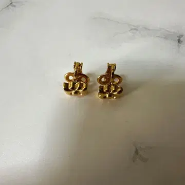 니나리치 골드 리본 모티브 귀걸이