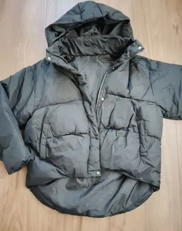 블랙 후드 부착 다운 자켓