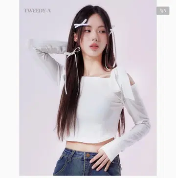 TWEEDY-A 화이트 오프숄더 리본 포함 상의