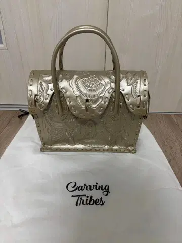 Carving Tribes 골드 핸드백