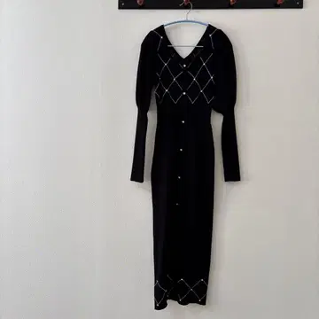 Rienda 블랙 니트 원피스 V넥