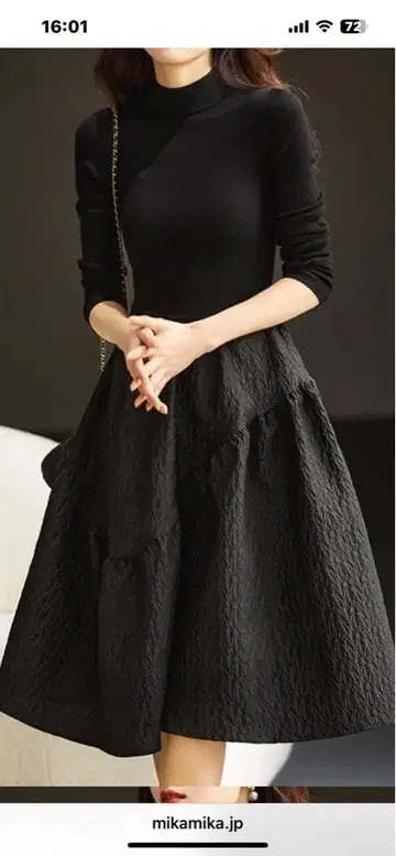 블랙 터틀넥 플레어 원피스