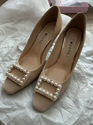 DIANA 베이지 펄 장식 하이힐