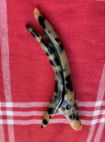 Alexandre de Paris 베이지와 블랙 클램프 헤어 액세서리