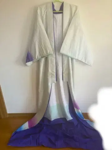 대중연극 화이트 보라색 그라데이션 밑단 끌림