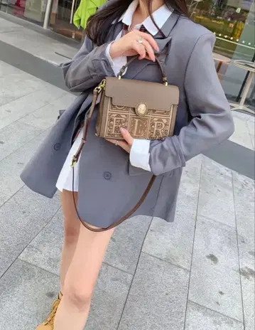 2WAY 숄더백 베이지 엠보싱 가공