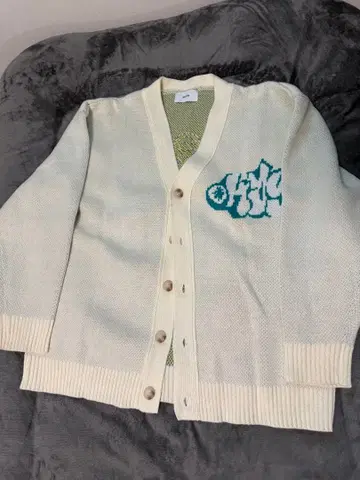 아이보리 가디건 파란 로고 자수 한국
