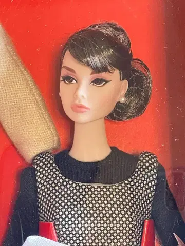 사브리나 [ The Chauffeur's Daughter ] 포피 후드티