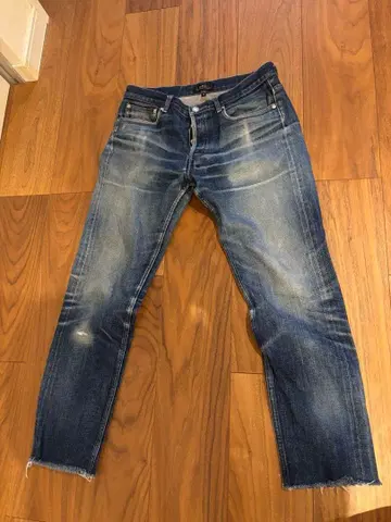 A.P.C. 프티 뉴스탠다드 30