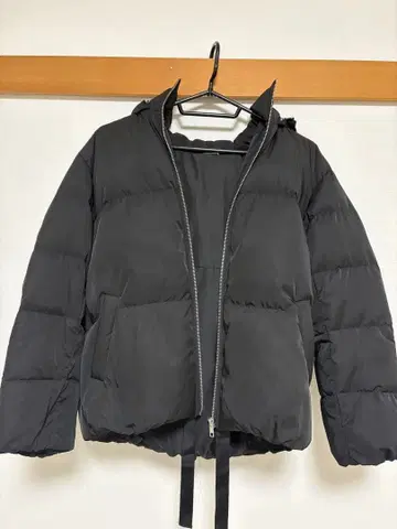 후드 부착 블랙 다운 자켓
