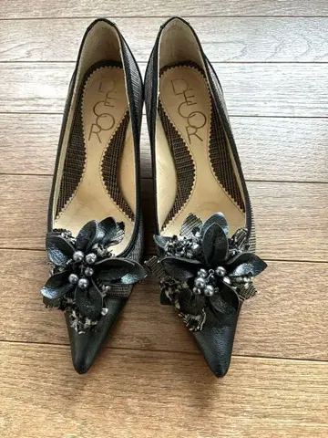 블랙 플라워 장식 하이힐