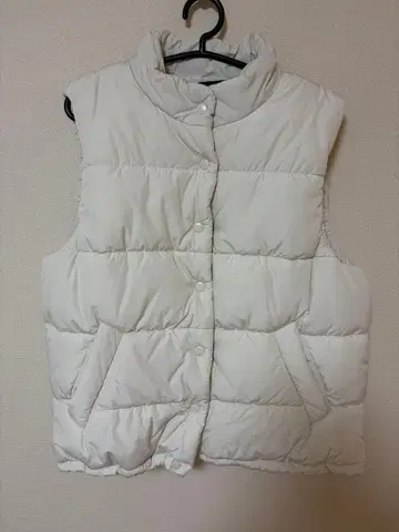 아이보리 슬리브리스 다운 베스트