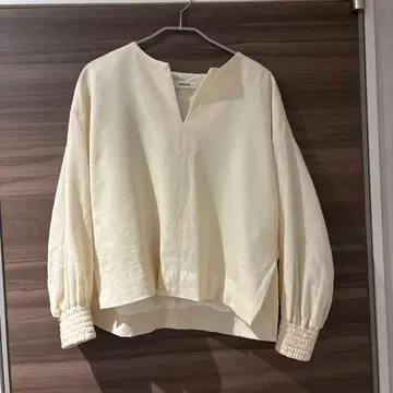 ebure 아이보리 긴팔 티셔츠 울