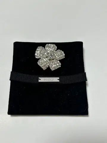 FOXEY 꽃 모양 크리스탈 브로치