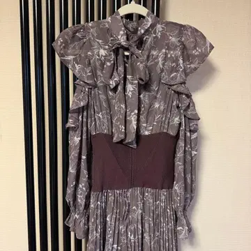 꽃무늬 프릴 소매 원피스