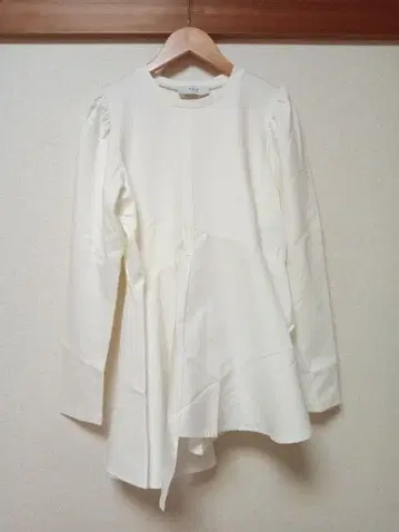 프릴 페플럼 롱 슬리브 티셔츠 [ 새상품 미사용품 ]