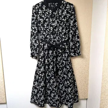새상품급! index 블랙 베이스에 화이트 꽃무늬 M 사이즈 원피스