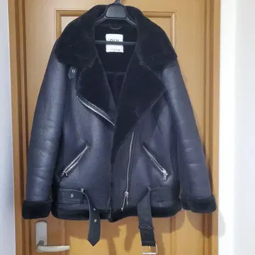 퍼 달린 블랙 인조 가죽 라이더 자켓