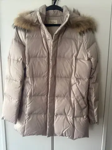 베이지 후드 부착 다운 자켓