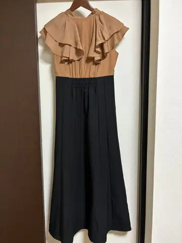 스콧 클럽 프릴 디자인 맥시 드레스 9호 베이지와 블랙