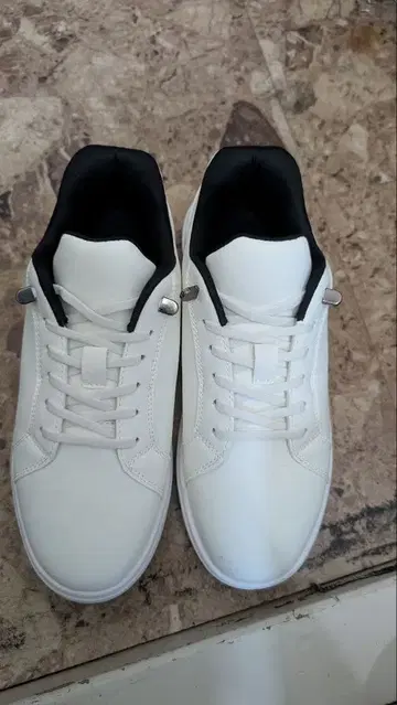 화이트 심플 스니커즈 [ 손을 사용하지 않고 신을 수 있습니다! ]