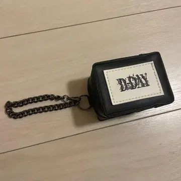 D-DAY 체인이 달린 파우치 BTS SUGA