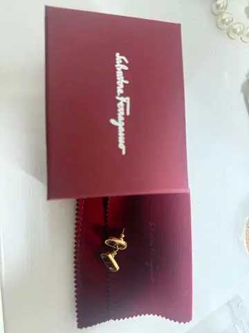 Salvatore Ferragamo 골드톤 귀찌