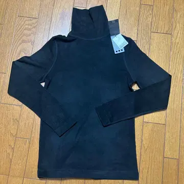 쓰리 도츠 블랙 터틀넥