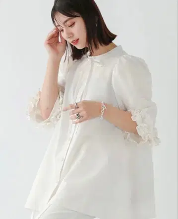 fitmore 핏모아 볼륨 프릴 슬리브 블라우스 화이트