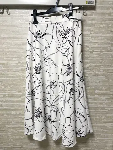 스트로베리 필드 리네아 플로네 롱 플레어 스커트 꽃무늬 화이트 안감 부착