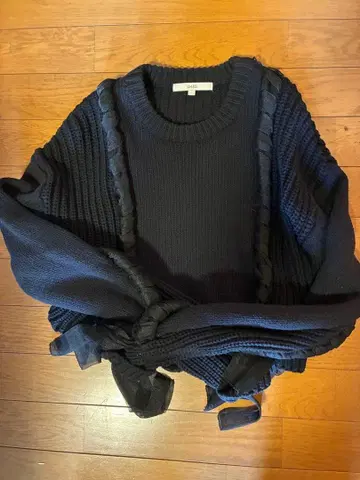 리본 포함 블랙 컬러 코튼 혼방 니트