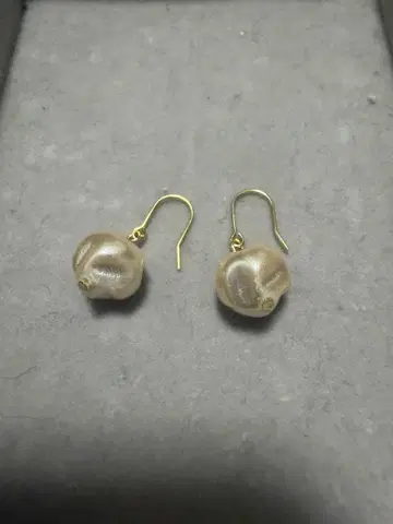 크림색 펄 귀걸이와 리본 포함 머리끈