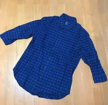 파랑과 검정 체크 무늬 긴팔 셔츠