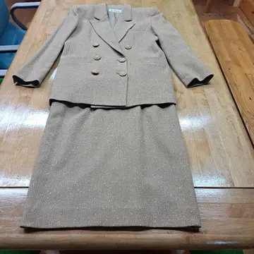 베이지 더블 브레스트 자켓과 스커트 세트