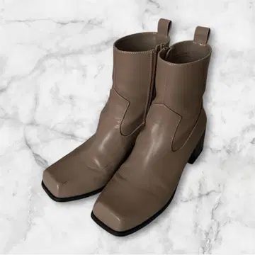 베이지 가죽 스퀘어토 숏부츠