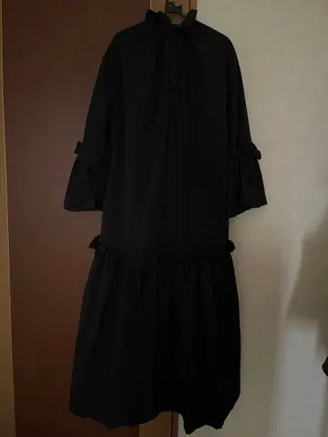 perna 스탠드 카라 프릴 소매 원피스 22aw