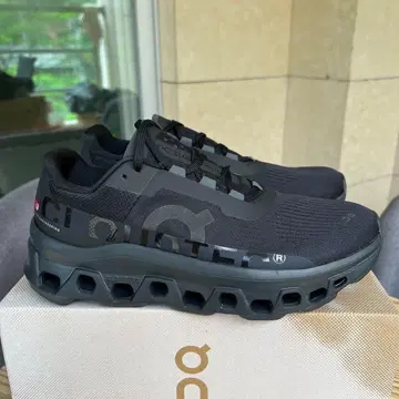 On 클라우드몬스터 스니커즈 블랙