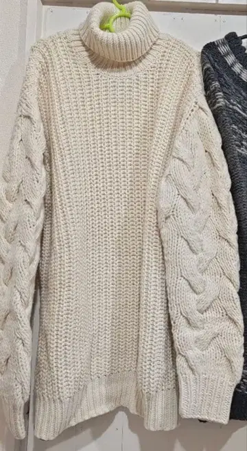 아이보리 터틀넥 니트