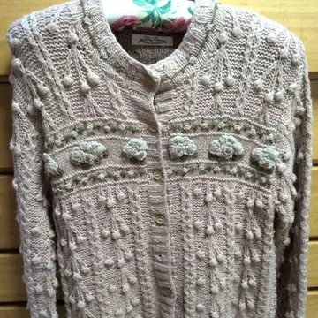 꽃 모티브가 달린 핑크 가디건