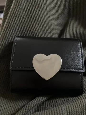블랙 가죽 3단 폴더형 지갑 하트 금장 장식